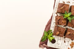 Десерт сладостного шоколада пирожного с грецкими орехами и значенными листьями на ретро доске с космосом экземпляра на пастельной иллюстрация вектора Десерт сладостного шоколада пирожного с грецкими орехами и значенными листьями на ретро доске с космосом экземпляра на пастельной иллюстрация вектора