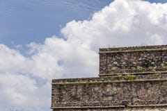 Деталь одной из пирамид Teotihuacan в Мексике стоковые изображения Деталь одной из пирамид Teotihuacan в Мексике стоковые изображения