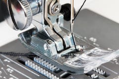 Деталь швейной машины близкая поднимающая вверх Стоковое Изображение RF Деталь швейной машины близкая поднимающая вверх Стоковое Изображение RF