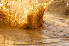 Детали падений воды в грязи от выплеска в лужице в гонке препоны стоковые изображения Детали падений воды в грязи от выплеска в лужице в гонке препоны стоковые изображения