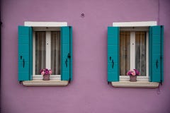 Деталь окон и красочной покрашенной двери, острова Burano, Венеции, венето, Италии, Европы стоковое изображение Деталь окон и красочной покрашенной двери, острова Burano, Венеции, венето, Италии, Европы стоковое изображение