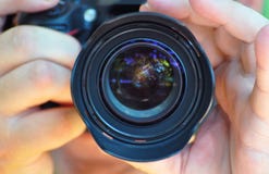 Детальный взгляд в объектив фотоаппарата фотографа принимая pi Стоковые Фото Детальный взгляд в объектив фотоаппарата фотографа принимая pi Стоковые Фото
