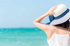 детеныши женщины острова formentera пляжа Счастливый и ослабьте руку женщины держа большую шляпу на пляже с белым песком, стоковая фотография rf детеныши женщины острова formentera пляжа Счастливый и ослабьте руку женщины держа большую шляпу на пляже с белым песком, стоковая фотография rf