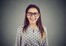 детеныши женщины стекел счастливые стоковая фотография rf детеныши женщины стекел счастливые стоковая фотография rf