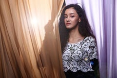 Детеныши, красивая женщина Ближний Востока азиата в ночном клубе или бар sm стоковое фото Детеныши, красивая женщина Ближний Востока азиата в ночном клубе или бар sm стоковое фото