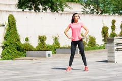 Детеныши, пригонка и sporty девушка в улице Фитнес, спорт, городской jogging и здоровая концепция образа жизни Стоковая Фотография RF Детеныши, пригонка и sporty девушка в улице Фитнес, спорт, городской jogging и здоровая концепция образа жизни Стоковая Фотография RF