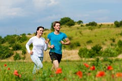 детеныши снаружи пар jogging sportive стоковые фото детеныши снаружи пар jogging sportive стоковые фото