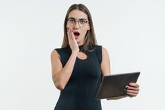 Детеныши удивили коммерсантку с цифровой таблеткой в белой предпосылке стоковые изображения rf Детеныши удивили коммерсантку с цифровой таблеткой в белой предпосылке стоковые изображения rf