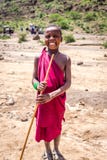 Дети Maasai неопознанные в традиционном платье усмехаются с счастьем стоковые фото Дети Maasai неопознанные в традиционном платье усмехаются с счастьем стоковые фото