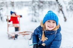 Дети outdoors на зиме стоковая фотография rf Дети outdoors на зиме стоковая фотография rf