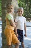 Дети - брат и сестра стоя outdoors, усмехающся стоковые фото Дети - брат и сестра стоя outdoors, усмехающся стоковые фото