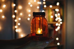Дети держат фонарик рождества в руках на предпосылке bokeh светов Концепция торжества Нового Года, стоковое фото rf Дети держат фонарик рождества в руках на предпосылке bokeh светов Концепция торжества Нового Года, стоковое фото rf