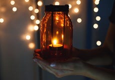 Дети держат фонарик рождества в руках на предпосылке bokeh светов Концепция торжества Нового Года, праздничное настроение стоковое фото Дети держат фонарик рождества в руках на предпосылке bokeh светов Концепция торжества Нового Года, праздничное настроение стоковое фото