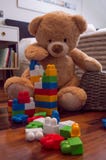Дети забавляются предпосылка с плюшевым медвежонком и красочными кирпичами стоковые фотографии rf Дети забавляются предпосылка с плюшевым медвежонком и красочными кирпичами стоковые фотографии rf