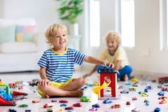 Дети играют с автомобилями игрушки Дети играя игрушки автомобиля стоковые фото Дети играют с автомобилями игрушки Дети играя игрушки автомобиля стоковые фото