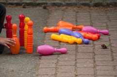 дети играя с пластиковыми штырями боулинга в на открытом воздухе стоковые фото дети играя с пластиковыми штырями боулинга в на открытом воздухе стоковые фото