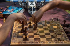 Дети играя шахмат в саде с запачканными игрушками на предпосылке стоковые фото Дети играя шахмат в саде с запачканными игрушками на предпосылке стоковые фото