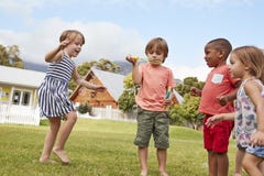 Дети на школе Montessori играя с пузырями во время пролома стоковые изображения Дети на школе Montessori играя с пузырями во время пролома стоковые изображения