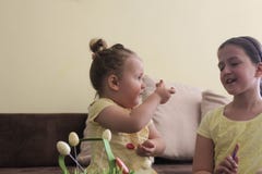 Дети празднуя пасху дома стоковые фото Дети празднуя пасху дома стоковые фото