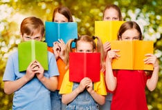 Дети прочитали книги, группу в составе глаза детей за открытой пустой книгой c стоковые фото Дети прочитали книги, группу в составе глаза детей за открытой пустой книгой c стоковые фото