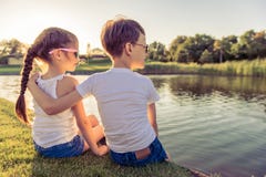 Дети улавливая рыб стоковая фотография Дети улавливая рыб стоковая фотография