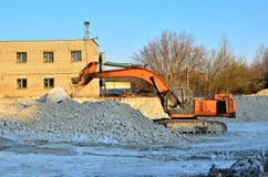 Деятельность на промышленной строительной площадке, нагружая камень экскаватора гипсолита с ведром затяжелителя стоковая фотография Деятельность на промышленной строительной площадке, нагружая камень экскаватора гипсолита с ведром затяжелителя стоковая фотография