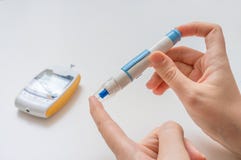 Диабетический пациент использует иглу и glucometer для того чтобы проверить уровень содержания глюкозы в крови стоковые фото Диабетический пациент использует иглу и glucometer для того чтобы проверить уровень содержания глюкозы в крови стоковые фото
