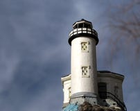 Диаграмма маяка против темных бурных небес стоковые изображения rf Диаграмма маяка против темных бурных небес стоковые изображения rf
