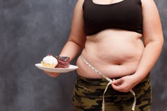 Диета, dieting, концепция высококалорийной вредной пищи Молодая брюзгливая полная женщина w стоковое изображение rf Диета, dieting, концепция высококалорийной вредной пищи Молодая брюзгливая полная женщина w стоковое изображение rf