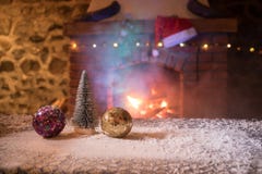 Дизайн интерьера комнаты рождества, дерево Xmas украшенное игрушками подарков настоящих моментов светов, свечи и гирлянда освещая стоковая фотография Дизайн интерьера комнаты рождества, дерево Xmas украшенное игрушками подарков настоящих моментов светов, свечи и гирлянда освещая стоковая фотография