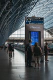 Дирекционные знаки к поездам восточных midlands внутри St Pancra стоковое фото rf Дирекционные знаки к поездам восточных midlands внутри St Pancra стоковое фото rf