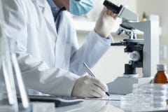 дирижируя научный работник микроскопического исследования стоковое фото дирижируя научный работник микроскопического исследования стоковое фото