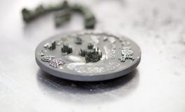 Диск после резать кроны зуба зубоврачебные созданные на принтере 3d для металла Стоковые Фото Диск после резать кроны зуба зубоврачебные созданные на принтере 3d для металла Стоковые Фото