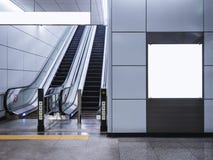 Дисплей насмешки signage знамени афиши поднимающий вверх с эскалатором в станции метро Стоковое фото RF Дисплей насмешки signage знамени афиши поднимающий вверх с эскалатором в станции метро Стоковое фото RF