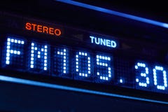 Дисплей радио тюнера FM Стерео цифровая настроенная станция частоты Стоковые Фотографии RF Дисплей радио тюнера FM Стерео цифровая настроенная станция частоты Стоковые Фотографии RF