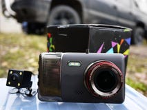 Дисплей камкордера автомобиля Установленный внутри автомобиля на лобовое стекло для того чтобы записать что случается на дороге стоковые изображения Дисплей камкордера автомобиля Установленный внутри автомобиля на лобовое стекло для того чтобы записать что случается на дороге стоковые изображения