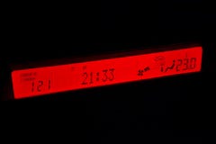 Дисплей мультимедийной системы автомобиля накаляет в красном на стоковое изображение rf Дисплей мультимедийной системы автомобиля накаляет в красном на стоковое изображение rf