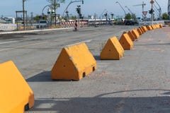 Длинная линия отступать антитеррористических баррикад стоковая фотография Длинная линия отступать антитеррористических баррикад стоковая фотография