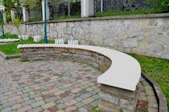 Длинный каменный стенд в парке стоковые изображения Длинный каменный стенд в парке стоковые изображения