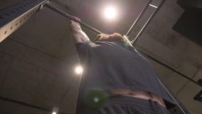 Дно крупного плана вверх по всходу взрослого мышечного атлетического человека скача и поднимая на барах внутри помещения в спортз видеоматериал Дно крупного плана вверх по всходу взрослого мышечного атлетического человека скача и поднимая на барах внутри помещения в спортз видеоматериал