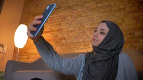 Дно крупного плана вверх по всходу молодого привлекательного мусульманского женского подростка принимая selfies по телефону пока видеоматериал Дно крупного плана вверх по всходу молодого привлекательного мусульманского женского подростка принимая selfies по телефону пока видеоматериал