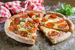 добавил полностью легко editable пиццу pepperoni слоев архива eps8 отдельно стоковые фотографии rf добавил полностью легко editable пиццу pepperoni слоев архива eps8 отдельно стоковые фотографии rf