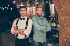 Добро пожаловать к парикмахерской! Красный бородатый красивый молодой человек в casu стоковое фото rf Добро пожаловать к парикмахерской! Красный бородатый красивый молодой человек в casu стоковое фото rf