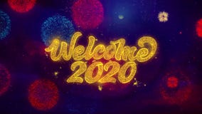 Добро пожаловать 2020 приветствуя частиц искры текста на покрашенных фейерверках Добро пожаловать 2020 приветствуя частиц искры текста на покрашенных фейерверках