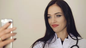 Довольно женская сеть доктора советуя с с пациентом 4K видеоматериал Довольно женская сеть доктора советуя с с пациентом 4K видеоматериал