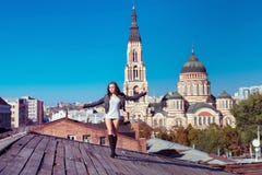 Довольно молодая сексуальная женщина идет на деревянную крышу стоковое фото Довольно молодая сексуальная женщина идет на деревянную крышу стоковое фото