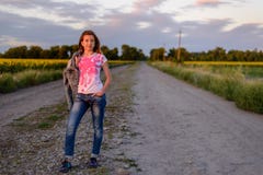 Довольно молодой подросток на проселочной дороге стоковая фотография rf Довольно молодой подросток на проселочной дороге стоковая фотография rf