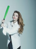 Довольно сексуальная женщина с длинными волосами держит зеленую бейсбольную биту стоковое изображение rf Довольно сексуальная женщина с длинными волосами держит зеленую бейсбольную биту стоковое изображение rf