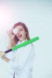 Довольно сексуальная женщина с длинными волосами держит зеленую бейсбольную биту стоковые изображения rf Довольно сексуальная женщина с длинными волосами держит зеленую бейсбольную биту стоковые изображения rf