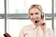Довольно женская исполнительная власть работы с клиентом на звонке клиента стоковое фото rf Довольно женская исполнительная власть работы с клиентом на звонке клиента стоковое фото rf